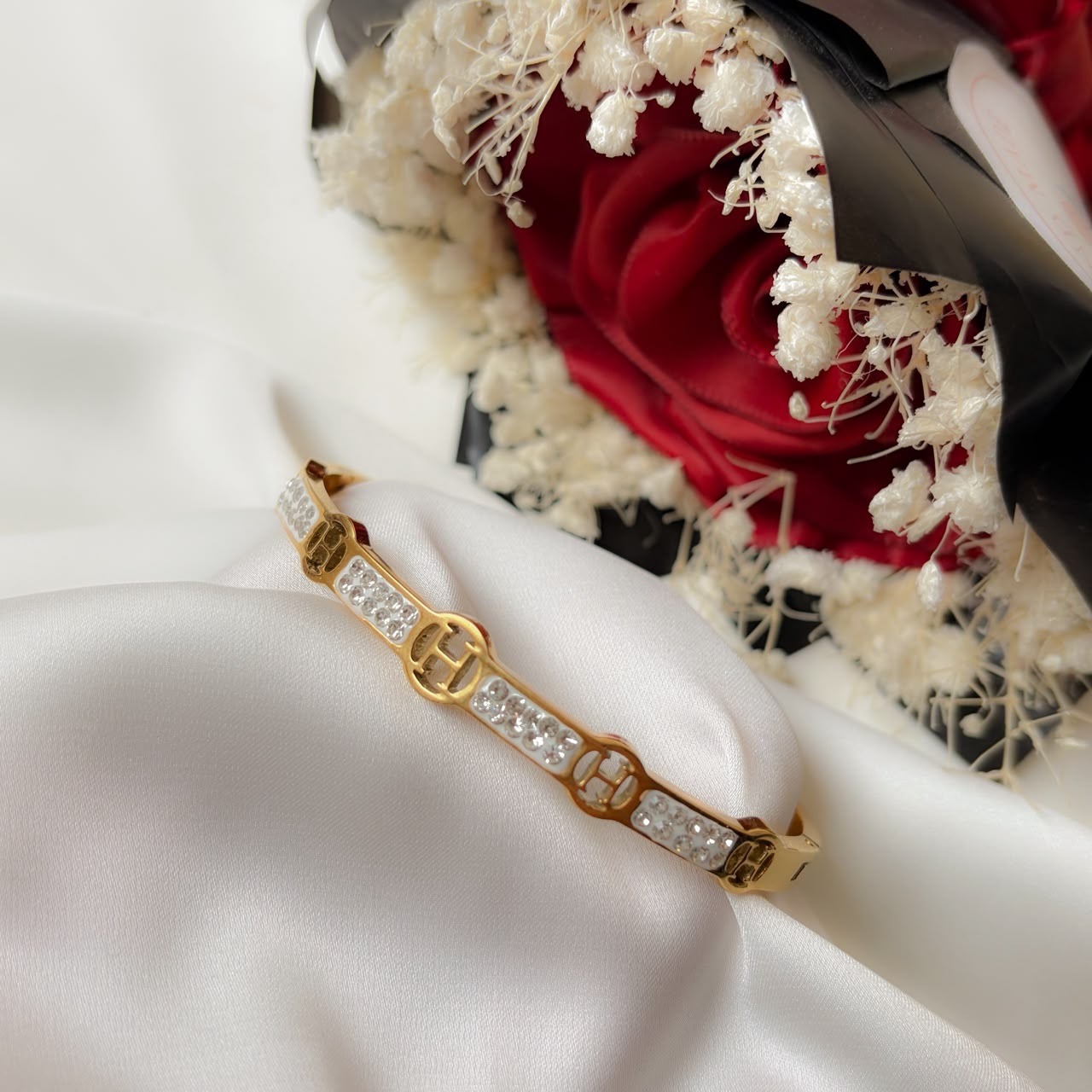 3367065f-bf78-45b8-a1a0-295ea3b374a1 White bracelet - الصورة 1