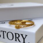 Gold breaclte