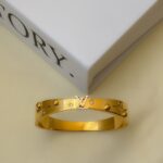 Gold breaclte